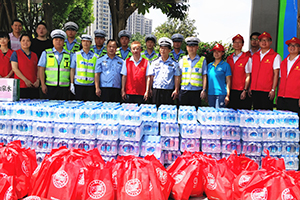 匯源集團(tuán)夏日送清涼活動(dòng)慰問一線交警.jpg